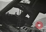 Standbild Arbeitnehmer entfernen Fockmast der USS Arizona Pearl Harbor Hawaii USA, 1942, aus Sekunde 16 historischem Filmmaterial Videoclip 65675061864