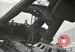 Standbild Arbeitnehmer entfernen Fockmast der USS Arizona Pearl Harbor Hawaii USA, 1942, aus Sekunde 17 historischem Filmmaterial Videoclip 65675061864
