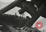 Standbild Arbeitnehmer entfernen Fockmast der USS Arizona Pearl Harbor Hawaii USA, 1942, aus Sekunde 18 historischem Filmmaterial Videoclip 65675061864