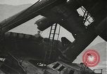 Standbild Arbeitnehmer entfernen Fockmast der USS Arizona Pearl Harbor Hawaii USA, 1942, aus Sekunde 19 historischem Filmmaterial Videoclip 65675061864