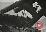 Standbild Arbeitnehmer entfernen Fockmast der USS Arizona Pearl Harbor Hawaii USA, 1942, aus Sekunde 20 historischem Filmmaterial Videoclip 65675061864