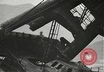 Standbild Arbeitnehmer entfernen Fockmast der USS Arizona Pearl Harbor Hawaii USA, 1942, aus Sekunde 21 historischem Filmmaterial Videoclip 65675061864