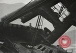 Standbild Arbeitnehmer entfernen Fockmast der USS Arizona Pearl Harbor Hawaii USA, 1942, aus Sekunde 22 historischem Filmmaterial Videoclip 65675061864