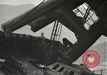 Standbild Arbeitnehmer entfernen Fockmast der USS Arizona Pearl Harbor Hawaii USA, 1942, aus Sekunde 23 historischem Filmmaterial Videoclip 65675061864
