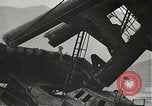 Standbild Arbeitnehmer entfernen Fockmast der USS Arizona Pearl Harbor Hawaii USA, 1942, aus Sekunde 24 historischem Filmmaterial Videoclip 65675061864