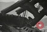 Standbild Arbeitnehmer entfernen Fockmast der USS Arizona Pearl Harbor Hawaii USA, 1942, aus Sekunde 25 historischem Filmmaterial Videoclip 65675061864