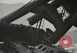 Standbild Arbeitnehmer entfernen Fockmast der USS Arizona Pearl Harbor Hawaii USA, 1942, aus Sekunde 26 historischem Filmmaterial Videoclip 65675061864