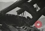 Standbild Arbeitnehmer entfernen Fockmast der USS Arizona Pearl Harbor Hawaii USA, 1942, aus Sekunde 27 historischem Filmmaterial Videoclip 65675061864