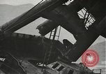 Standbild Arbeitnehmer entfernen Fockmast der USS Arizona Pearl Harbor Hawaii USA, 1942, aus Sekunde 28 historischem Filmmaterial Videoclip 65675061864