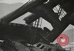 Standbild Arbeitnehmer entfernen Fockmast der USS Arizona Pearl Harbor Hawaii USA, 1942, aus Sekunde 29 historischem Filmmaterial Videoclip 65675061864