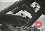Standbild Arbeitnehmer entfernen Fockmast der USS Arizona Pearl Harbor Hawaii USA, 1942, aus Sekunde 31 historischem Filmmaterial Videoclip 65675061864