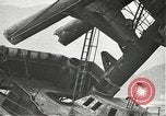 Standbild Arbeitnehmer entfernen Fockmast der USS Arizona Pearl Harbor Hawaii USA, 1942, aus Sekunde 32 historischem Filmmaterial Videoclip 65675061864