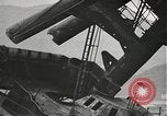 Standbild Arbeitnehmer entfernen Fockmast der USS Arizona Pearl Harbor Hawaii USA, 1942, aus Sekunde 33 historischem Filmmaterial Videoclip 65675061864