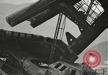 Standbild Arbeitnehmer entfernen Fockmast der USS Arizona Pearl Harbor Hawaii USA, 1942, aus Sekunde 34 historischem Filmmaterial Videoclip 65675061864