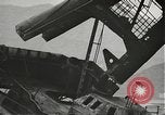 Standbild Arbeitnehmer entfernen Fockmast der USS Arizona Pearl Harbor Hawaii USA, 1942, aus Sekunde 35 historischem Filmmaterial Videoclip 65675061864