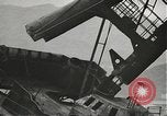 Standbild Arbeitnehmer entfernen Fockmast der USS Arizona Pearl Harbor Hawaii USA, 1942, aus Sekunde 36 historischem Filmmaterial Videoclip 65675061864