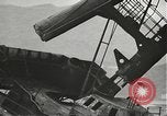 Standbild Arbeitnehmer entfernen Fockmast der USS Arizona Pearl Harbor Hawaii USA, 1942, aus Sekunde 37 historischem Filmmaterial Videoclip 65675061864