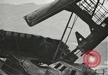 Standbild Arbeitnehmer entfernen Fockmast der USS Arizona Pearl Harbor Hawaii USA, 1942, aus Sekunde 38 historischem Filmmaterial Videoclip 65675061864