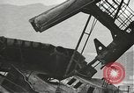 Standbild Arbeitnehmer entfernen Fockmast der USS Arizona Pearl Harbor Hawaii USA, 1942, aus Sekunde 39 historischem Filmmaterial Videoclip 65675061864