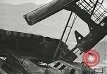 Standbild Arbeitnehmer entfernen Fockmast der USS Arizona Pearl Harbor Hawaii USA, 1942, aus Sekunde 40 historischem Filmmaterial Videoclip 65675061864