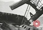 Standbild Arbeitnehmer entfernen Fockmast der USS Arizona Pearl Harbor Hawaii USA, 1942, aus Sekunde 41 historischem Filmmaterial Videoclip 65675061864