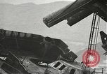 Standbild Arbeitnehmer entfernen Fockmast der USS Arizona Pearl Harbor Hawaii USA, 1942, aus Sekunde 43 historischem Filmmaterial Videoclip 65675061864