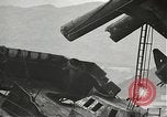 Standbild Arbeitnehmer entfernen Fockmast der USS Arizona Pearl Harbor Hawaii USA, 1942, aus Sekunde 44 historischem Filmmaterial Videoclip 65675061864