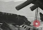 Standbild Arbeitnehmer entfernen Fockmast der USS Arizona Pearl Harbor Hawaii USA, 1942, aus Sekunde 45 historischem Filmmaterial Videoclip 65675061864