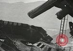 Standbild Arbeitnehmer entfernen Fockmast der USS Arizona Pearl Harbor Hawaii USA, 1942, aus Sekunde 46 historischem Filmmaterial Videoclip 65675061864