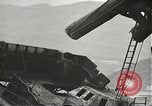 Standbild Arbeitnehmer entfernen Fockmast der USS Arizona Pearl Harbor Hawaii USA, 1942, aus Sekunde 47 historischem Filmmaterial Videoclip 65675061864