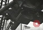 Standbild Arbeitnehmer entfernen Fockmast der USS Arizona Pearl Harbor Hawaii USA, 1942, aus Sekunde 52 historischem Filmmaterial Videoclip 65675061864