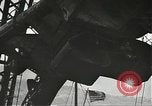 Standbild Arbeitnehmer entfernen Fockmast der USS Arizona Pearl Harbor Hawaii USA, 1942, aus Sekunde 54 historischem Filmmaterial Videoclip 65675061864