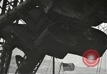 Standbild Arbeitnehmer entfernen Fockmast der USS Arizona Pearl Harbor Hawaii USA, 1942, aus Sekunde 55 historischem Filmmaterial Videoclip 65675061864