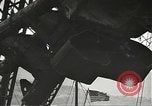 Standbild Arbeitnehmer entfernen Fockmast der USS Arizona Pearl Harbor Hawaii USA, 1942, aus Sekunde 56 historischem Filmmaterial Videoclip 65675061864