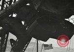 Standbild Arbeitnehmer entfernen Fockmast der USS Arizona Pearl Harbor Hawaii USA, 1942, aus Sekunde 57 historischem Filmmaterial Videoclip 65675061864