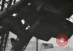 Standbild Arbeitnehmer entfernen Fockmast der USS Arizona Pearl Harbor Hawaii USA, 1942, aus Sekunde 58 historischem Filmmaterial Videoclip 65675061864