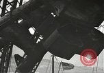 Standbild Arbeitnehmer entfernen Fockmast der USS Arizona Pearl Harbor Hawaii USA, 1942, aus Sekunde 60 historischem Filmmaterial Videoclip 65675061864