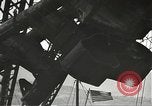 Standbild Arbeitnehmer entfernen Fockmast der USS Arizona Pearl Harbor Hawaii USA, 1942, aus Sekunde 61 historischem Filmmaterial Videoclip 65675061864