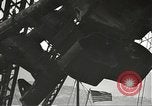 Standbild Arbeitnehmer entfernen Fockmast der USS Arizona Pearl Harbor Hawaii USA, 1942, aus Sekunde 62 historischem Filmmaterial Videoclip 65675061864