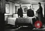 Standbild japanischen Familien bewältigen News von verlorenen Lieben in Zweiten Weltkrieg Japan, 1942, aus Sekunde 53 historischem Filmmaterial Videoclip 65675061873