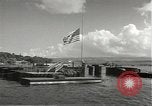 Standbild Memorial Day Services bei USS Arizona Honolulu Hawaii USA, 1942, aus Sekunde 10 historischem Filmmaterial Videoclip 65675061874