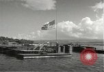 Standbild Memorial Day Services bei USS Arizona Honolulu Hawaii USA, 1942, aus Sekunde 11 historischem Filmmaterial Videoclip 65675061874