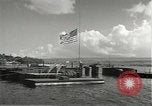 Standbild Memorial Day Services bei USS Arizona Honolulu Hawaii USA, 1942, aus Sekunde 12 historischem Filmmaterial Videoclip 65675061874
