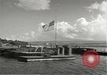 Standbild Memorial Day Services bei USS Arizona Honolulu Hawaii USA, 1942, aus Sekunde 13 historischem Filmmaterial Videoclip 65675061874