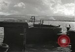 Standbild Memorial Day Services bei USS Arizona Honolulu Hawaii USA, 1942, aus Sekunde 14 historischem Filmmaterial Videoclip 65675061874