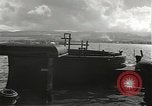 Standbild Memorial Day Services bei USS Arizona Honolulu Hawaii USA, 1942, aus Sekunde 15 historischem Filmmaterial Videoclip 65675061874