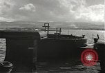 Standbild Memorial Day Services bei USS Arizona Honolulu Hawaii USA, 1942, aus Sekunde 16 historischem Filmmaterial Videoclip 65675061874