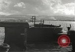 Standbild Memorial Day Services bei USS Arizona Honolulu Hawaii USA, 1942, aus Sekunde 19 historischem Filmmaterial Videoclip 65675061874