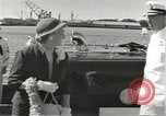 Standbild Memorial Day Services bei USS Arizona Honolulu Hawaii USA, 1942, aus Sekunde 26 historischem Filmmaterial Videoclip 65675061874
