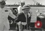 Standbild Memorial Day Services bei USS Arizona Honolulu Hawaii USA, 1942, aus Sekunde 28 historischem Filmmaterial Videoclip 65675061874